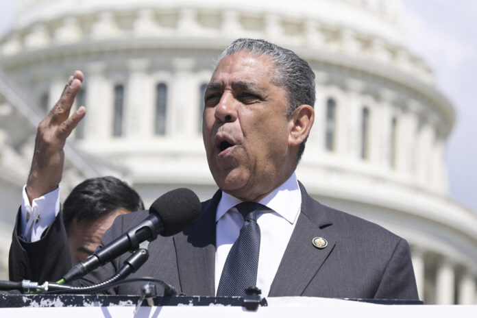 Fotografía de archivo del presidente del Caucus Hispano, Adriano Espaillat, hablando durante una rueda de prensa frente al Capitolio en Washington (Estados Unidos). EFE/ Lenin Nolly
