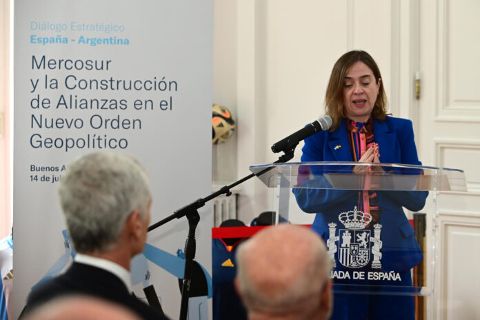 La secretaria de Estado de Comercio del Gobierno de España, Amparo López Senovilla, habla durante la mesa de diálogo 'Mercosur y la construcción de alianzas en el nuevo orden geopolítico' en Buenos Aires (Argentina). EFE/ Matías Martín Campaya
