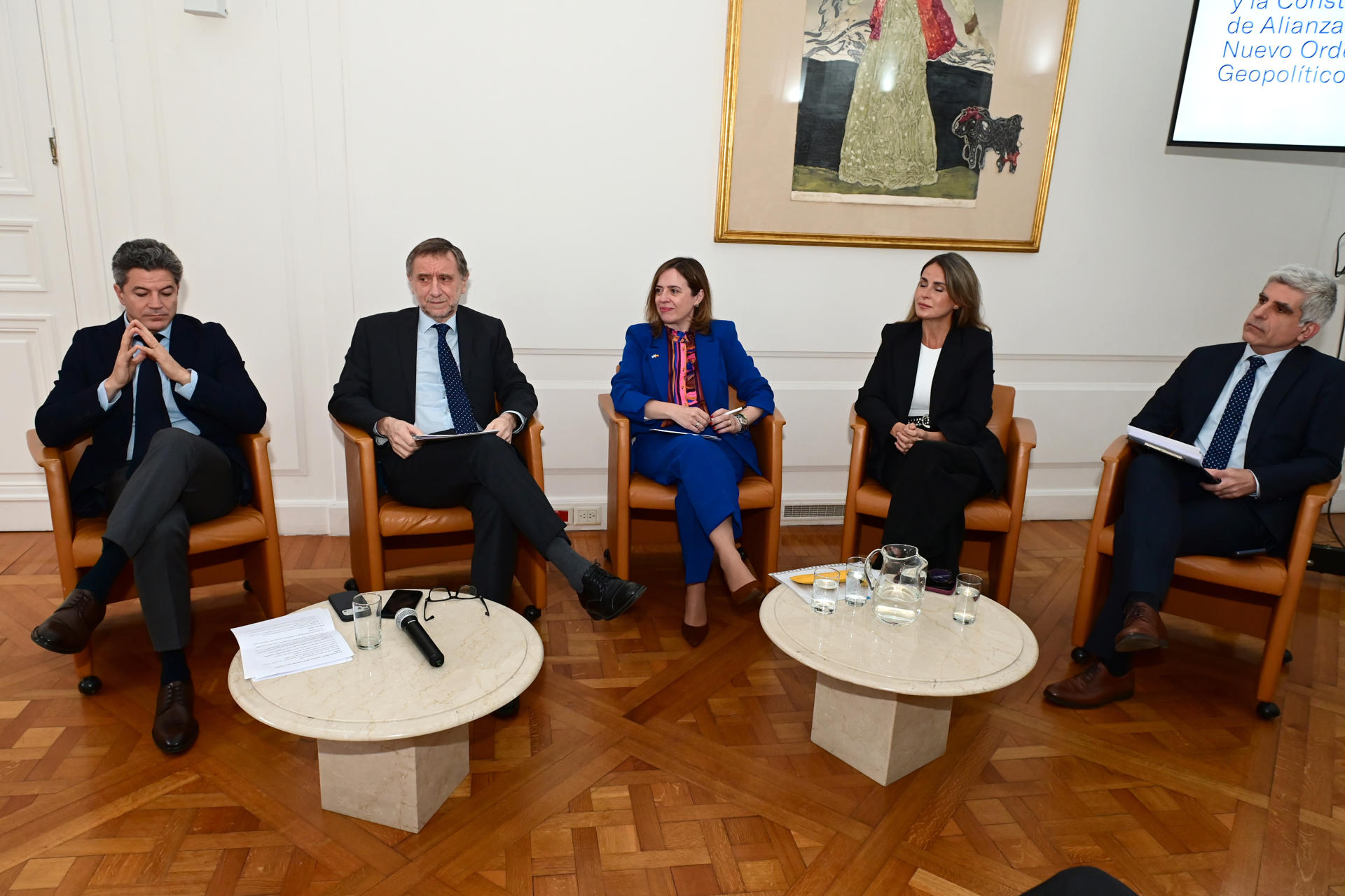 La secretaria de Estado de Comercio del Gobierno de España, Amparo López Senovilla, habla durante la mesa de diálogo 'Mercosur y la construcción de alianzas en el nuevo orden geopolítico' en Buenos Aires (Argentina). EFE/ Matías Martín Campaya
