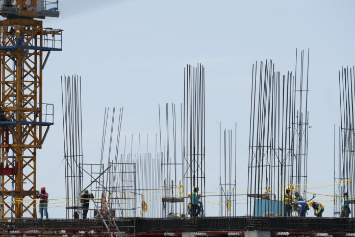 Personas trabajan en la construcción de un edificio en San Salvador (El Salvador). EFE/ Rodrigo Sura
