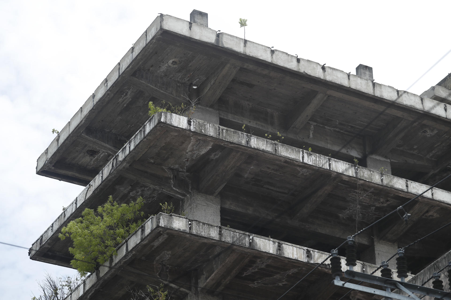 Fotografía que muestra las ruinas del antiguo edificio de una biblioteca en el centro histórico en San Salvador (El Salvador). EFE/ Rodrigo Sura