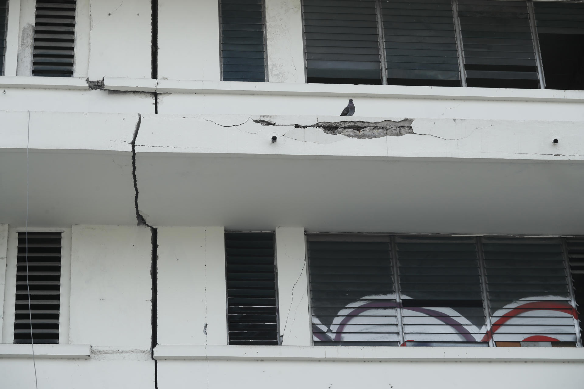 Fotografía que muestra grietas en un antiguo edificio en el centro histórico en San Salvador (El Salvador). EFE/ Rodrigo Sura