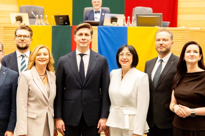 Fotografía facilitada por la Oficina de Prensa del Gobierno lituano muestra (de izquierda a derecha) al ministro de Energía de Lituania, Lukas Savickas; la ministra de Justicia, Rita Tamasuniene; el primer ministro, Mindaugas Sinkevicius; el ministro de Educación, Ciencia y Deportes, Raminta Popoviene; el ministro de Comunicaciones, Juras Taminskas; y la ministra de Seguridad Social y Trabajo, Inga Ruginiene; posan tras prestar juramento durante una sesión del Parlamento (Seimas) en Vilna, Lituania, este martes.  EFE/EPA/LAIMA PENEK HANDOUT
