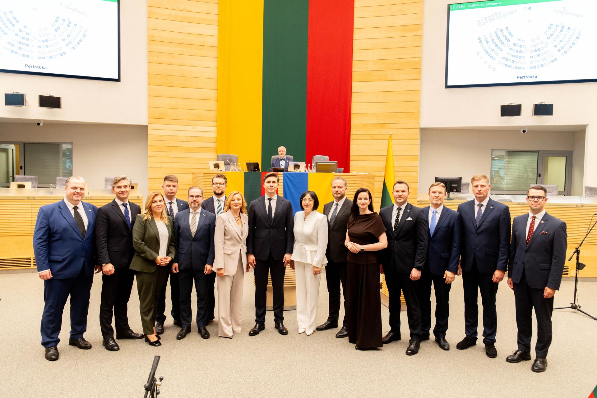 Una fotografía facilitada por la Oficina de Prensa del Gobierno lituano muestra (de izquierda a derecha) al ministro de Energía de Lituania, Lukas Savickas; la ministra de Justicia, Rita Tamasuniene; el primer ministro, Mindaugas Sinkevicius; el ministro de Educación, Ciencia y Deportes, Raminta Popoviene; el ministro de Comunicaciones, Juras Taminskas; y la ministra de Seguridad Social y Trabajo, Inga Ruginiene;  posan tras prestar juramento durante una sesión del Parlamento (Seimas) en Vilna, Lituania, este martes. EFE/EPA/LAIMA PENEK HANDOUT
