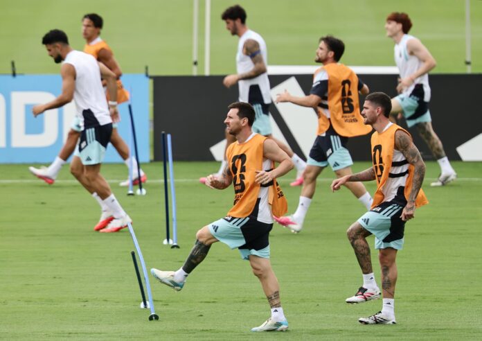 El jugador de la selección argentina de fútbol Lionel Messi (c) asiste a una sesión de entrenamiento del equipo en Marietta, Georgia (EE.UU.). EFE/RONALD WITTEK
