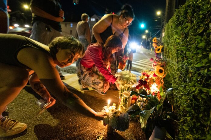 Dolientes encienden velas y depositan flores en el lugar donde agentes federales dispararon y mataron a un hombre, en Biddeford, Maine, EE. UU.. EFE/ Troy R. Bennett
