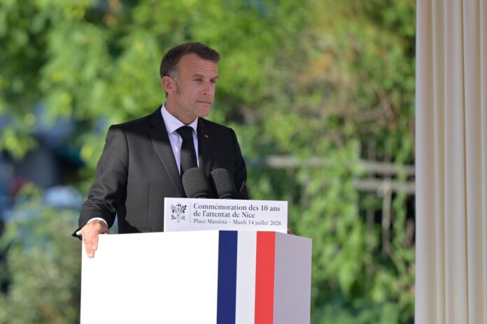 El presidente francés, Emmanuel Macron, pronuncia un discurso durante el acto de conmemoración del décimo aniversario del atentado de Niza, Francia, este martes.  EFE/EPA/PHILIPPE MAGONI / POOL
