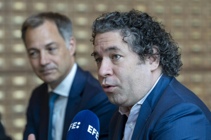 El músico venezolano Gustavo Dudamel (d) habla durante una entrevista con EFE este martes, en la sede de las Naciones Unidas en Nueva York (Estados Unidos). EFE/ Angel Colmenares
