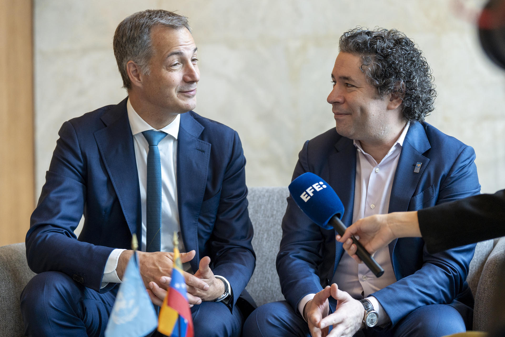 El administrador del PNUD, el belga Alexander De Croo (i), habla junto al musico venezolano Gustavo Dudamel, durante una entrevista con EFE este martes, en la sede de las Naciones Unidas en Nueva York (Estados Unidos). EFE/ Angel Colmenares
