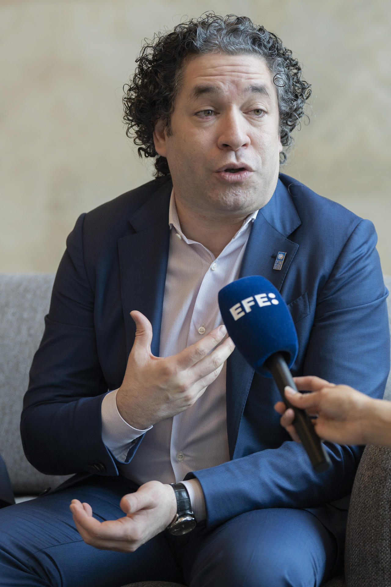 El músico venezolano Gustavo Dudamel habla durante una entrevista con EFE este martes, en la sede de las Naciones Unidas en Nueva York (Estados Unidos). EFE/ Angel Colmenares
