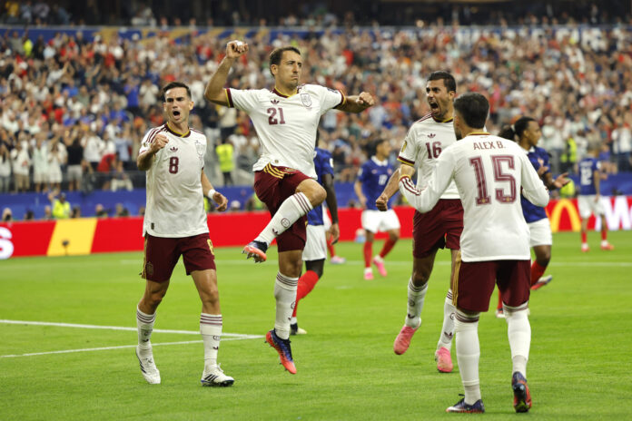 Jugadores de España celebran un gol de Mikel Oyarzabal (c) este martes, en el partido de semifinales del Mundial de la FIFA 2026 entre Francia y España en el estadio AT&T en Arlington (Estados Unidos). EFE/ Lavandeira Jr
