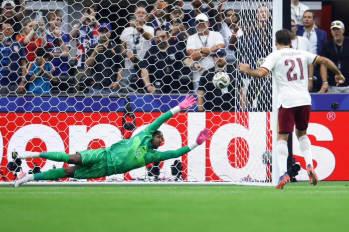Mikel Oyarzabal (d) de España anota un gol este martes, en el partido de semifinales del Mundial de la FIFA 2026 entre Francia y España en el estadio AT&T en Arlington (Estados Unidos). EFE/ Carlos Ramírez
