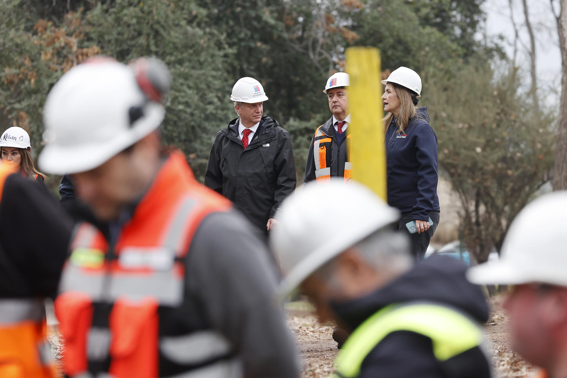 El presidente de Chile, José Antonio Kast (c-i), realiza una inspección en la Quebrada de Ramón, ante una contingencia meteorológica, este 14 de julio de 2026, en Santiago (Chile). EFE/ Elvis González