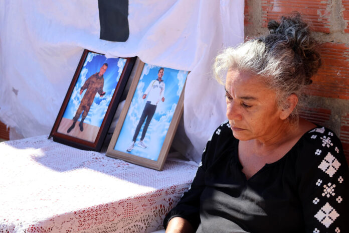 Tanía Valdivia, madre de Iván, uno de los jóvenes que murieron tras ser reclutados por Rusia para la guerra con Ucrania, participa en un velorio simbólico este martes, en Santa Cruz (Bolivia). EFE/ Juan Carlos Torrejon

