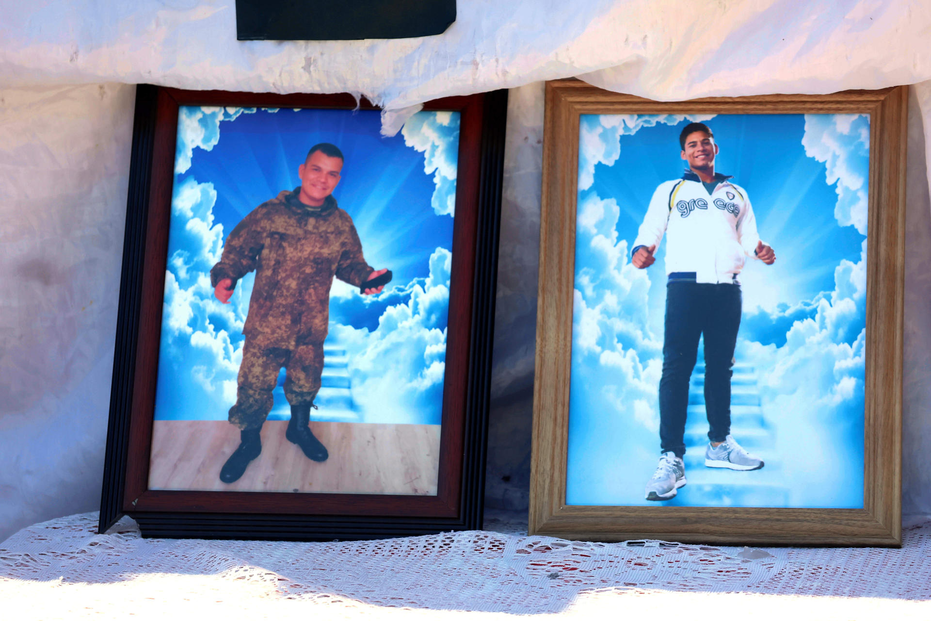 Fotografías que muestran a José María Soleto, de 29 años, e Iván Valdivia, de 28, jóvenes que murieron tras ser reclutados por Rusia para la guerra con Ucrania, durante un velorio simbólico este martes, en Santa Cruz (Bolivia). EFE/ Juan Carlos Torrejon
