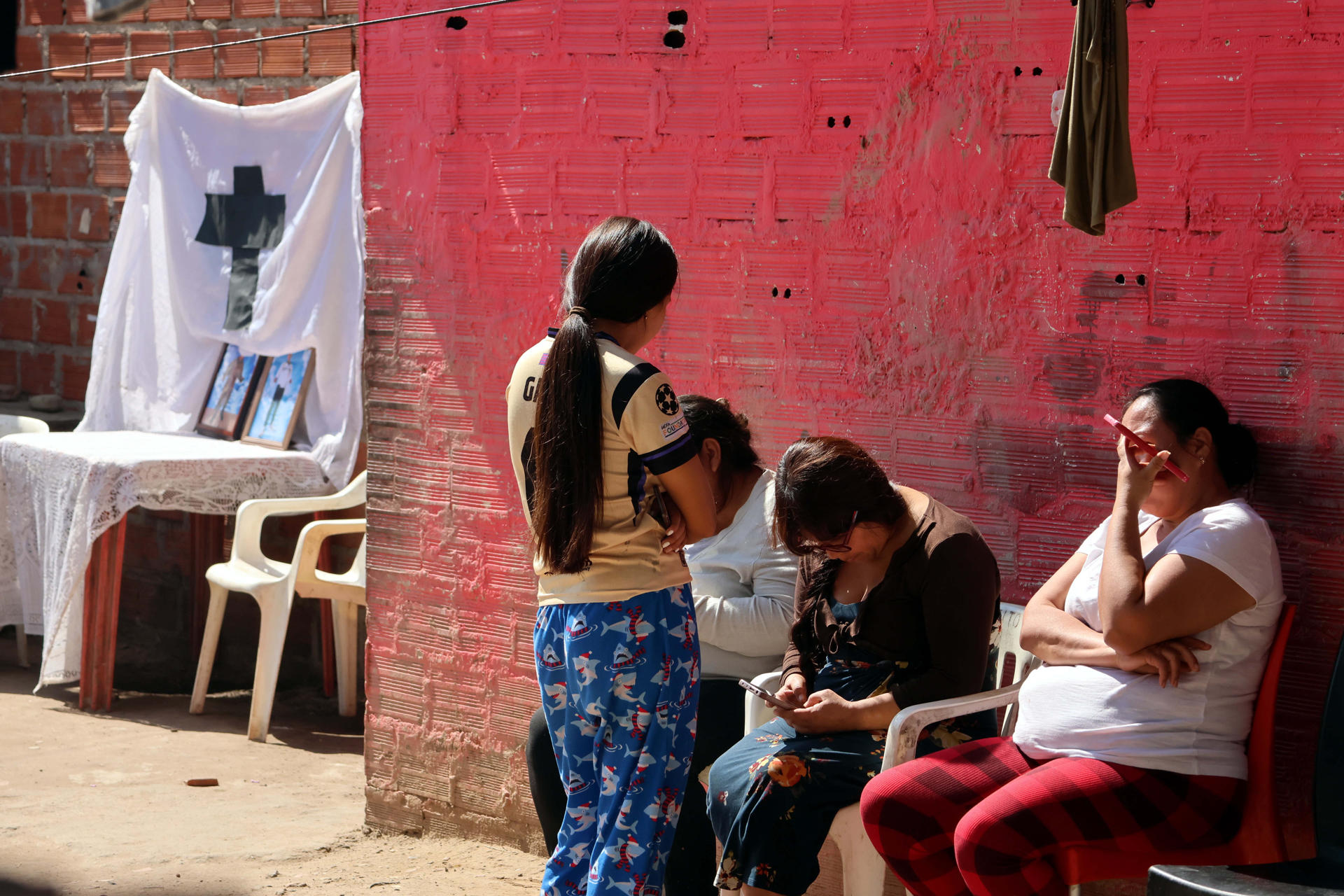 Familiares participan en un velorio simbólico este martes, de dos jóvenes que murieron tras ser reclutados por Rusia para la guerra con Ucrania este martes, en Santa Cruz (Bolivia). EFE/ Juan Carlos Torrejon
