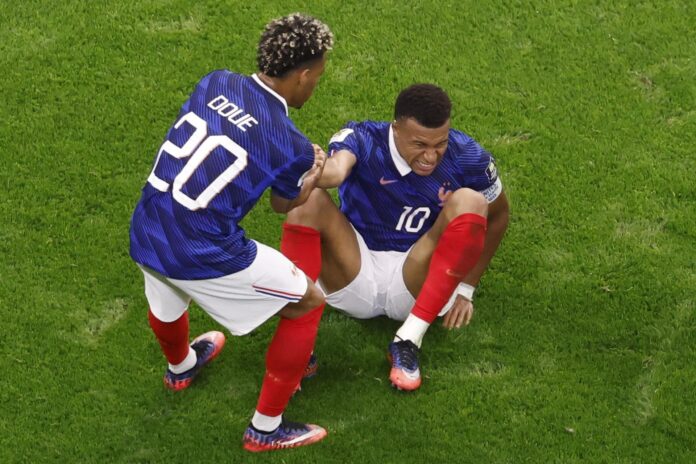 El jugador francés Desire Doue (I)ayuda a su compatriota Kylian Mbappe en el partido de semifinales del Mundial de la FIFA 2026 entre Francia y España en el estadio AT&T en Arlington (Estados Unidos) EFE/EPA/SHAWN THEW
