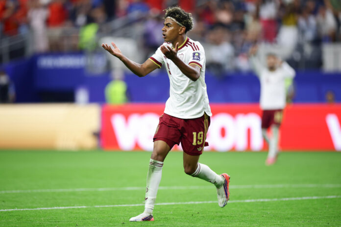 Lamine Yamal de España celebra un gol de Pedro Porro este martes, en el partido de semifinales del Mundial de la FIFA 2026 entre Francia y España en el estadio AT&T en Arlington (Estados Unidos). EFE/ Carlos Ramírez
