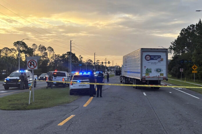 Fotografía cedida por la Oficina del Sheriff del Condado de St. Johns que muestra el camión que atropelló a un migrante cuando intentaba cruzar la carretera tras huir del Servicio de Inmigración y Control de Aduanas (ICE) durante un operativo este martes cerca de San Agustín, Florida (Estados Unidos). EFE/Sheriff del Condado de St. Johns /SOLO USO EDITORIAL /NO VENTAS /SOLO DISPONIBLE PARA ILUSTRAR LA NOTICIA QUE ACOMPAÑA /CRÉDITO OBLIGATORIO
