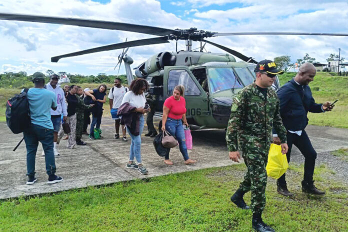 AME9468. QUIBDÓ (COLOMBIA), 14/07/2026.- Fotografía cedida por las Fuerzas Militares de Colombia que muestra a personas rescatadas este martes en zona rural del departamento del Chocó y trasladadas en helicóptero a Quibdó (Colombia). EFE/ Fuerzas Militares de Colombia /SOLO USO EDITORIAL SOLO DISPONIBLE PARA ILUSTRAR LA NOTICIA QUE ACOMPAÑA (CRÉDITO OBLIGATORIO)

