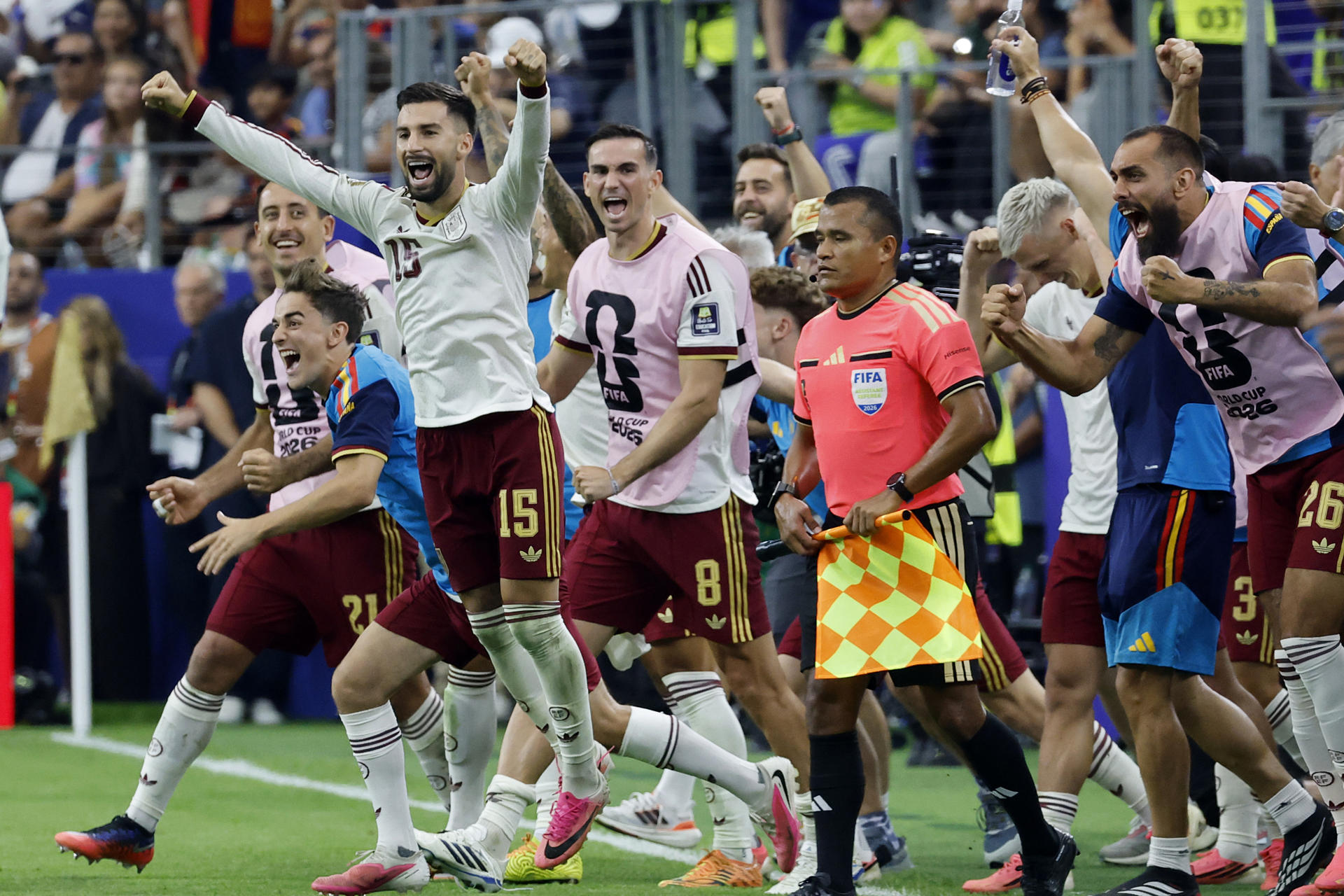 Jugadores de España celebran este martes, tras ganar el partido de semifinales del Mundial de la FIFA 2026 entre Francia y España en el estadio AT&T en Arlington (Estados Unidos). EFE/ Lavandeira Jr