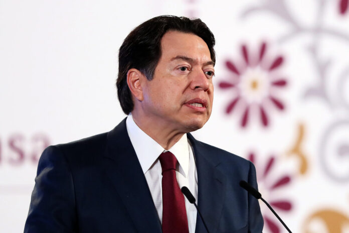 Imagen de archivo del secretario de Educación Pública (SEP) Mario Delgado, hablando durante una conferencia de prensa en Palacio Nacional de la Ciudad de México (México). EFE/ Mario Guzmán
