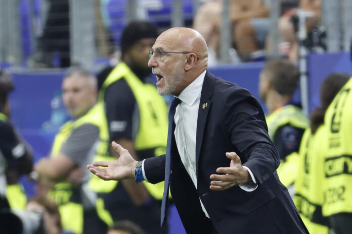 El seleccionador de España, Luis de la Fuente, reacciona este martes, en el partido de semifinales del Mundial de la FIFA 2026 entre Francia y España en el estadio AT&T en Arlington (Estados Unidos). EFE/ Lavandeira Jr
