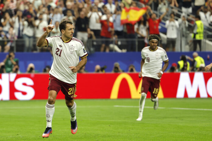 Mikel Oyarzabal (L) celebra  el 0-1 en el at AT&T stadium de Arlington, USA. EFE/ Lavandeira Jr
