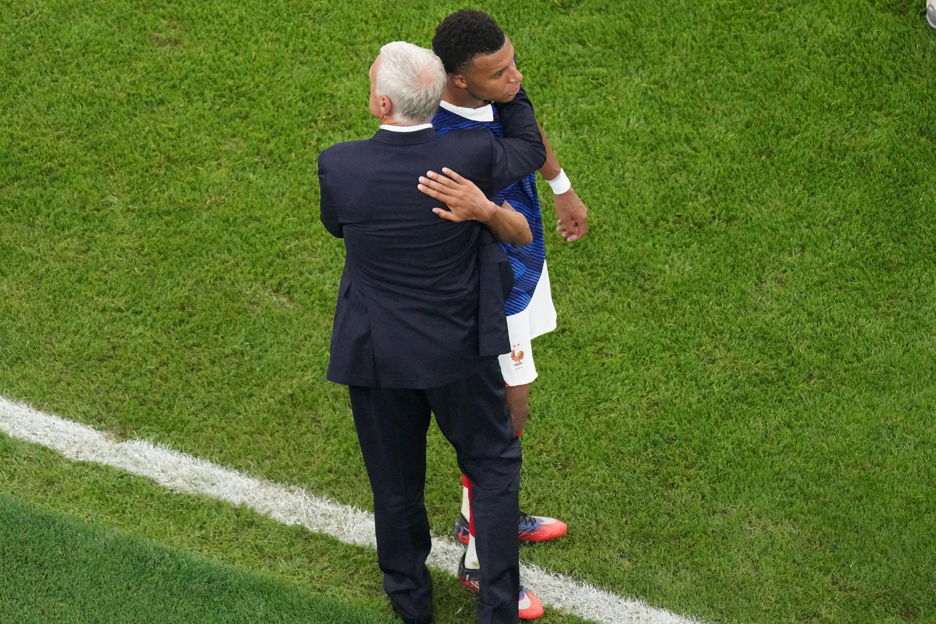 El seleccionador de Francia Didier Deschamps (i) abraza a Kylian Mbappé este martes, en el partido de semifinales del Mundial de la FIFA 2026 entre Francia y España en el estadio AT&T en Arlington (Estados Unidos). . EFE/Kenneth Fernandez
