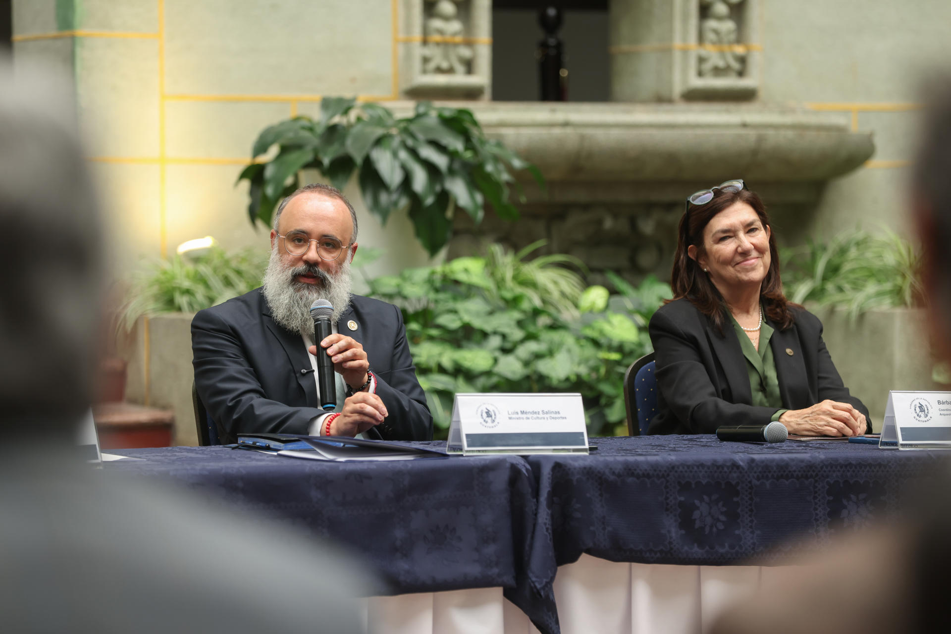 El ministro de Cultura de Guatemala, Luis Mendez Salinas (i), habla en el lanzamiento del 39 Simposio de Investigaciones Arqueológicas en Guatemala este martes, en el Palacio Nacional de la Cultura, en Ciudad de Guatemala (Guatemala). EFE/ Mariano Macz
