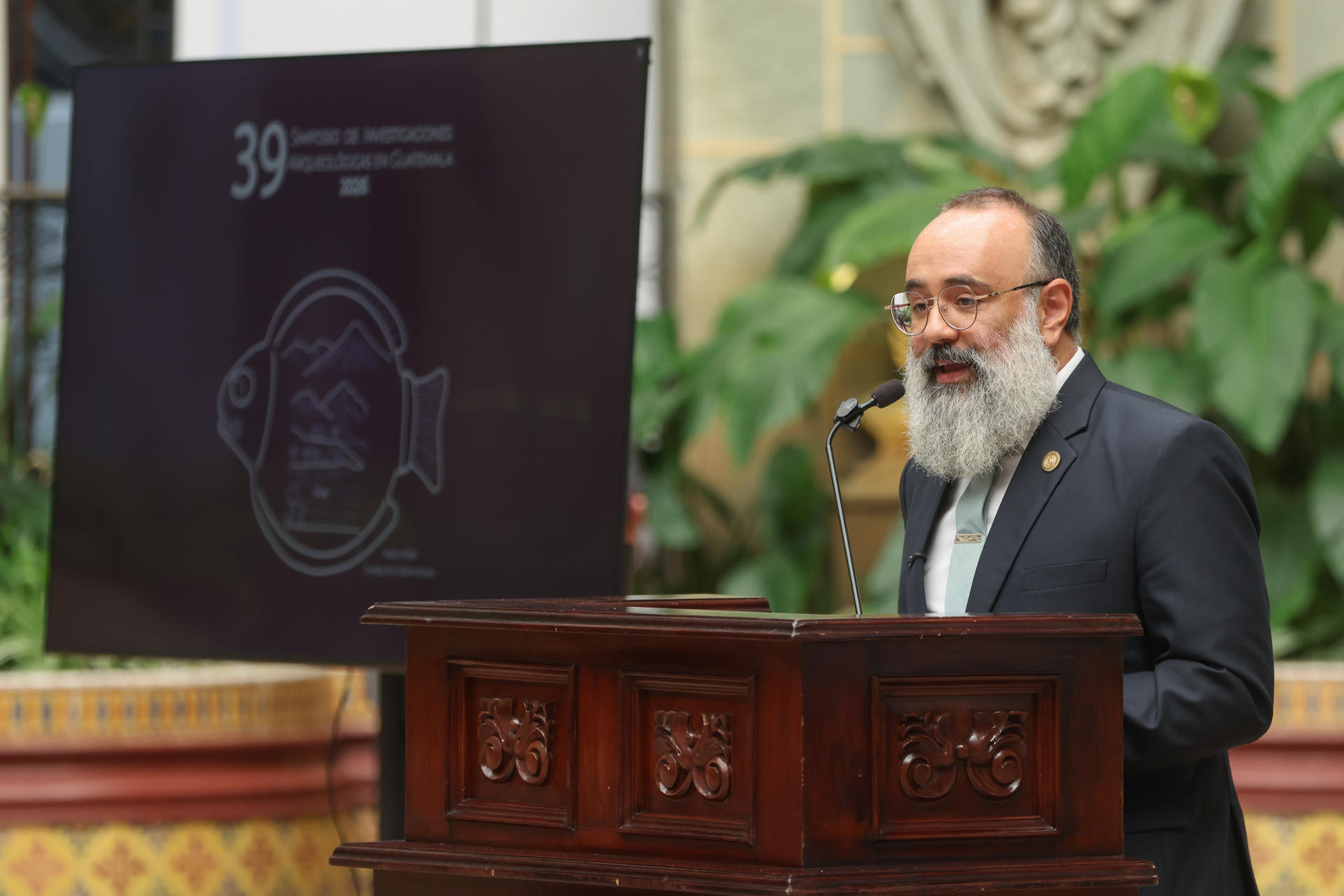 El ministro de cultura, Luis Mendez Salinas, habla en el lanzamiento del 39 Simposio de Investigaciones Arqueológicas en Guatemala este martes, en el Palacio Nacional de la Cultura, en Ciudad de Guatemala (Guatemala). EFE/ Mariano Macz
