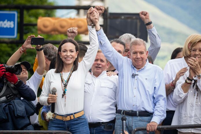 Fotografía de archivo del 30 de julio de 2024 de la líder opositora María Corina Machado junto al candidato presidencial Edmundo González Urrutia, durante un acto en Caracas (Venezuela). EFE/ Ronald Peña R / ARCHIVO
