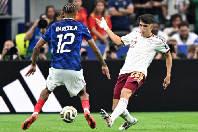 Bradley Barcola (i), de Francia, en acción contra Pau Cubarsí (d), de España, durante el partido de semifinales del Mundial 2026 entre Francia y España en Dallas, Texas (EE.UU.). EFE/ALBERT PENA
