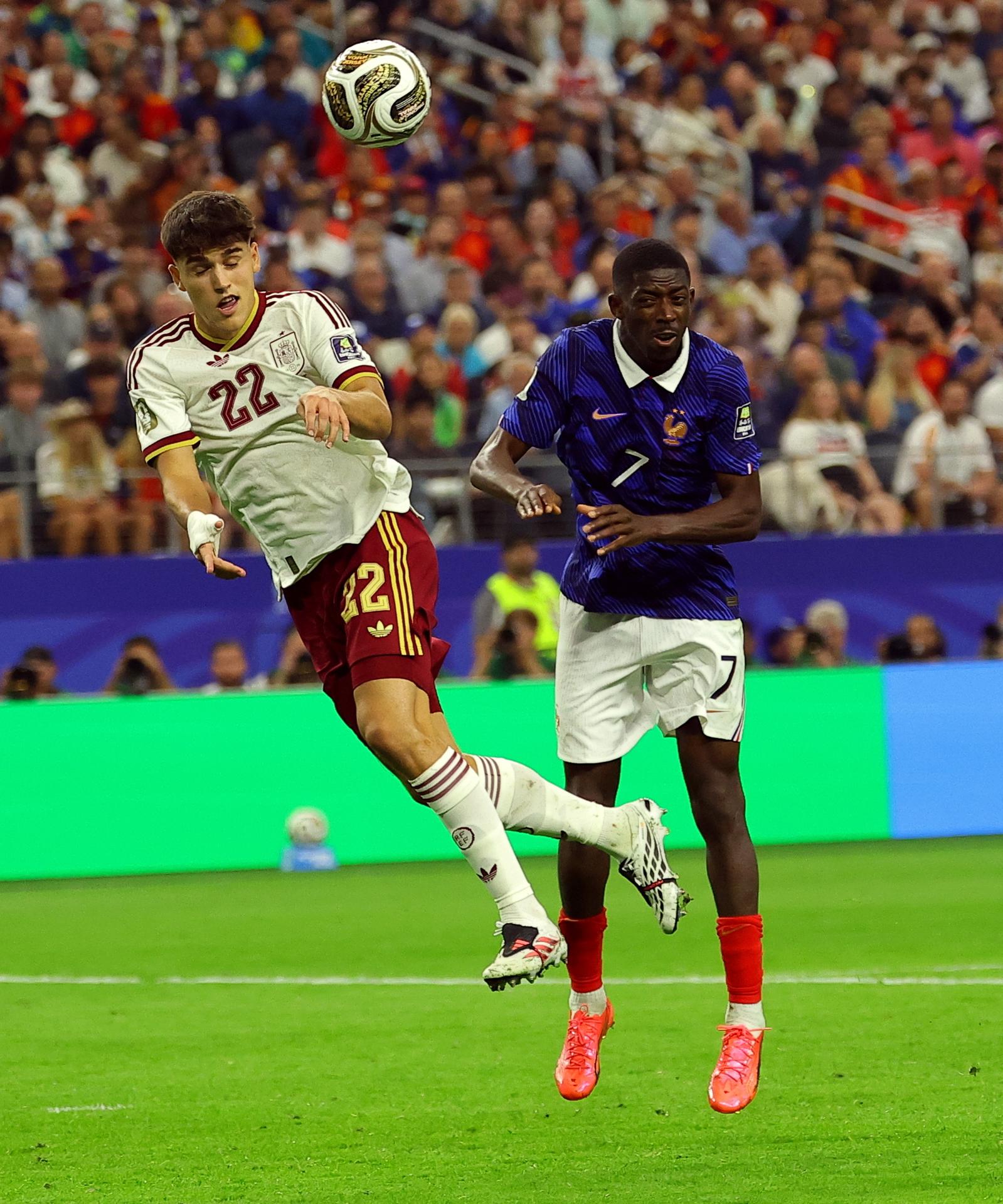 Pau Cubarsí (i), de España, y Ousmane Dembélé, de Francia, en acción durante el partido de semifinales del Mundial 2026 entre Francia y España en Dallas (EE.UU.). EFE/CHRISTOPHER NEUNDORF