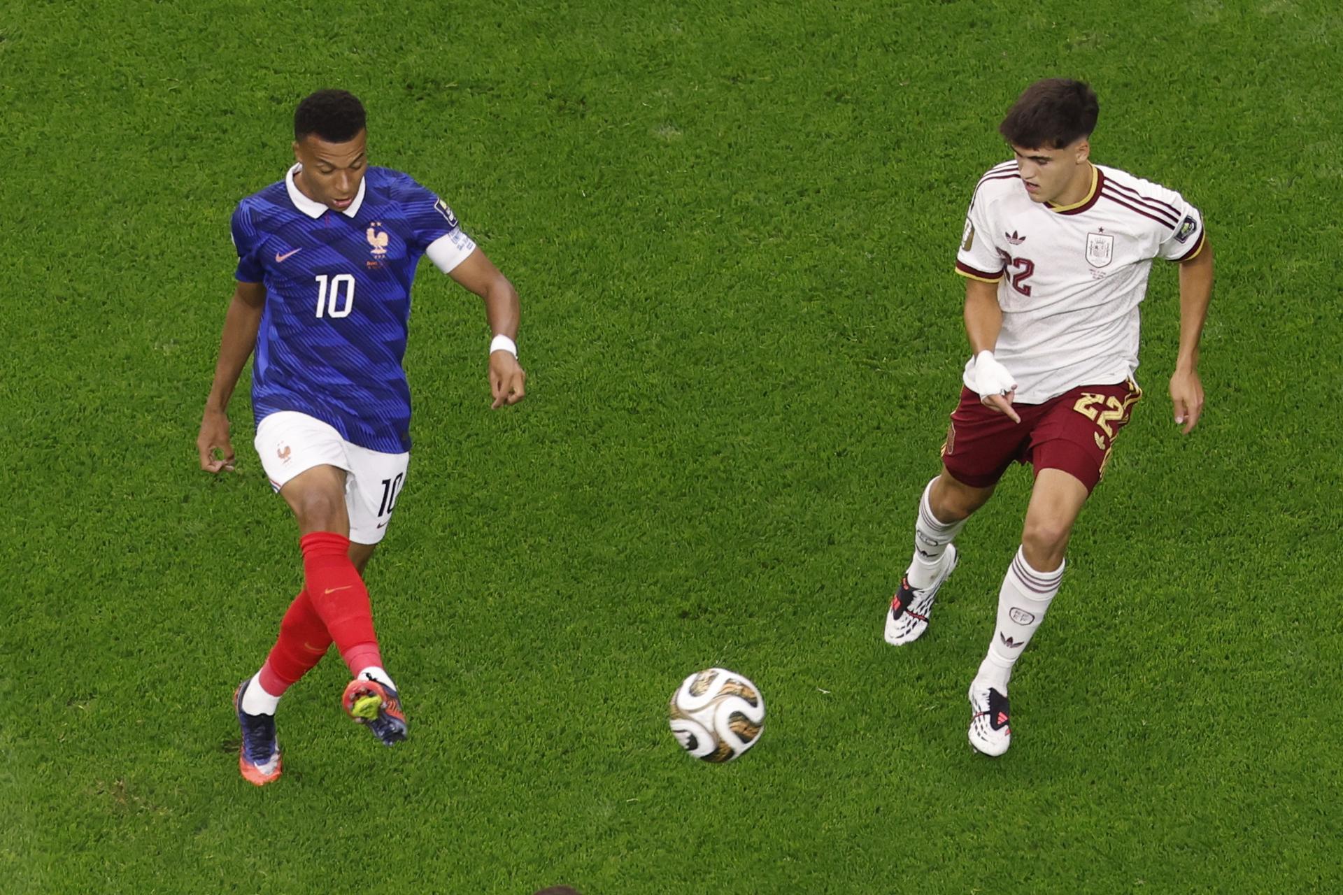 Kylian Mbappé (i), de Francia, y Pau Cubarsí, de España, en acción durante el partido de semifinales del Mundial 2026 entre Francia y España en Dallas (EE.UU.). EFE/SHAWN THEW