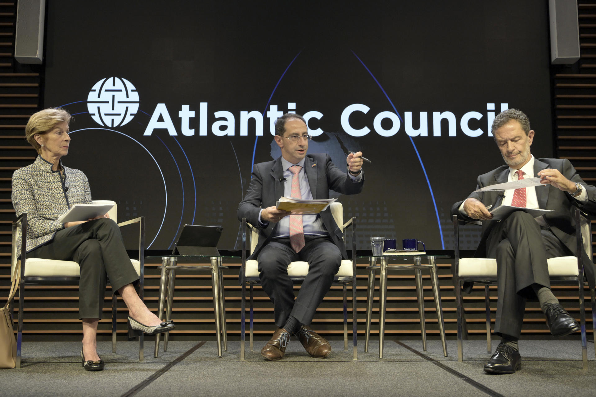 El vicepresidente electo de Colombia, José Manuel Restrepo (c), habla junto al ministro de Relaciones Exteriores entrante, Omar Bula, y la diplomática colombiano-americana, la moderadora Carolina Barco, durante un evento este martes, en el Atlantic Council de Washington (EE.UU.). EFE/ Lenin Nolly
