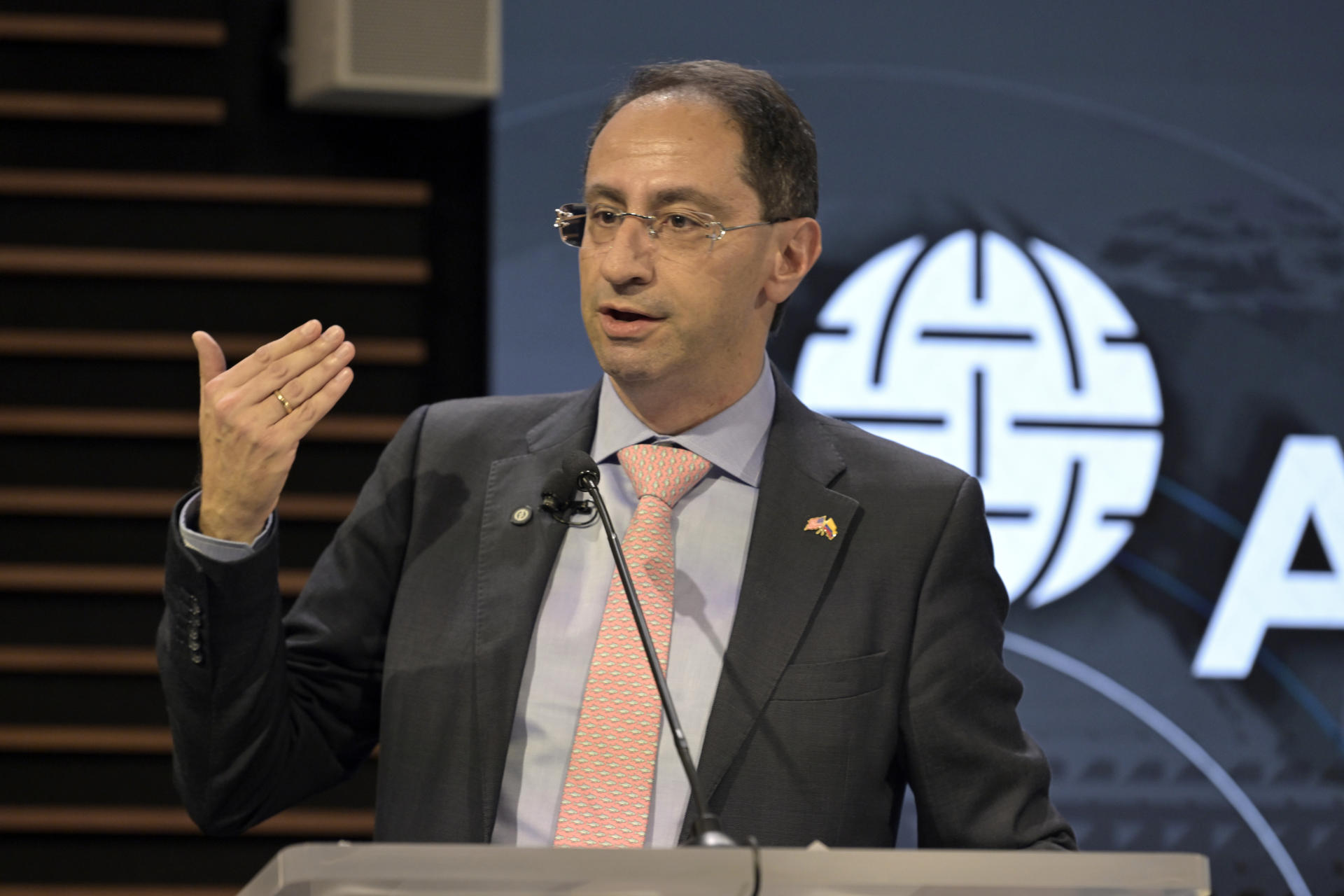 El vicepresidente electo de Colombia, José Manuel Restrepo, habla durante un evento donde afirmó que el país suramericano busca establecer lazos estratégicos "de mayor alcance" con Estados Unidos este martes, en el Atlantic Council de Washington (EE.UU.). EFE/ Lenin Nolly
