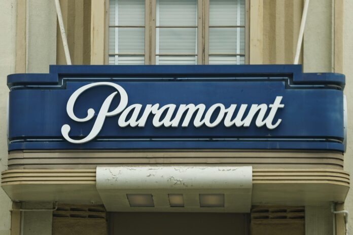 Vista de la puerta de entrada a los estudios Paramount en Gower Avenue, Los Ángeles, California, EE. UU., 13 de julio de 2026. EFE/CHRIS TORRES
