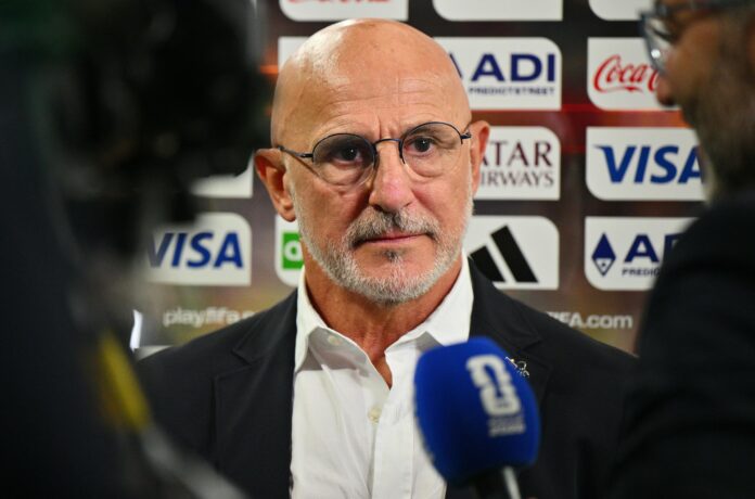 El seleccionador de España, Luis de la Fuente, afirmó este martes en Dallas que le gustaría enfrentar el 19 de julio en la final del Mundial al equipo de Argentina por una razón muy especial: su amistad con su colega Lionel Scaloni. EFE/EPA/SAM WASSON
