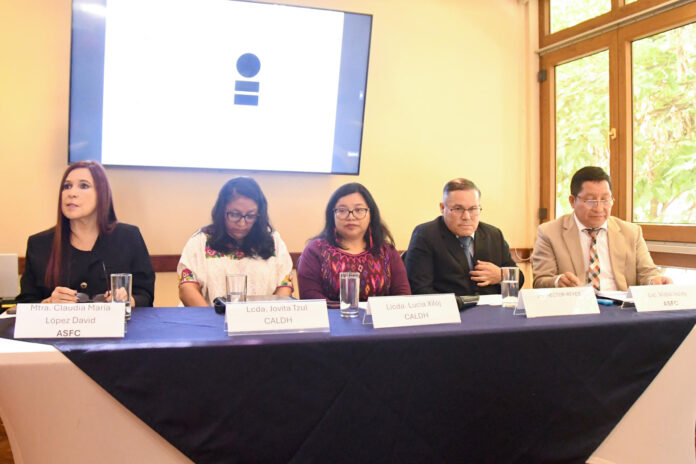 Los integrantes de Abogados sin Fronteras Canadá, de izquierda a derecha, Claudia López, Jovita Tzul, Lucia Xiloj, Héctor Reyes y Vidal Ixcoy asisten a una rueda de prensa donde detallaron que existe una falta de base legal para mantener en prisión al exfiscal anticorrupción de Guatemala Stuardo Campo, en Ciudad de Guatemala (Guatemala). EFE/ Alex Cruz
