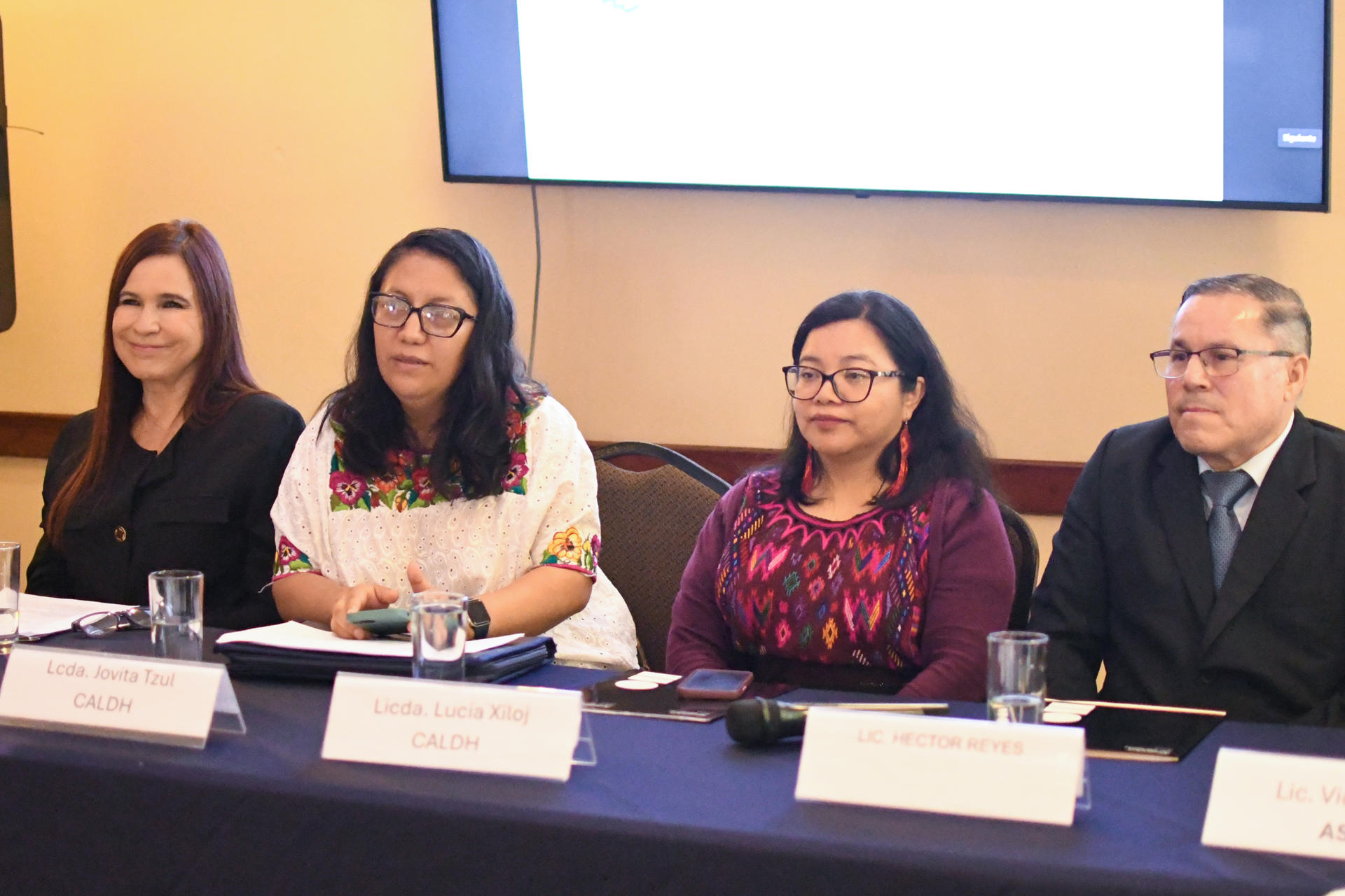 Los integrantes de Abogados sin Fronteras Canadá, de izquierda a derecha, Claudia López, Jovita Tzul, Lucia Xiloj y Héctor Reyes asisten a una rueda de prensa donde detallaron que existe una falta de base legal para mantener en prisión al exfiscal anticorrupción de Guatemala Stuardo Campo, en Ciudad de Guatemala (Guatemala). EFE/ Alex Cruz
