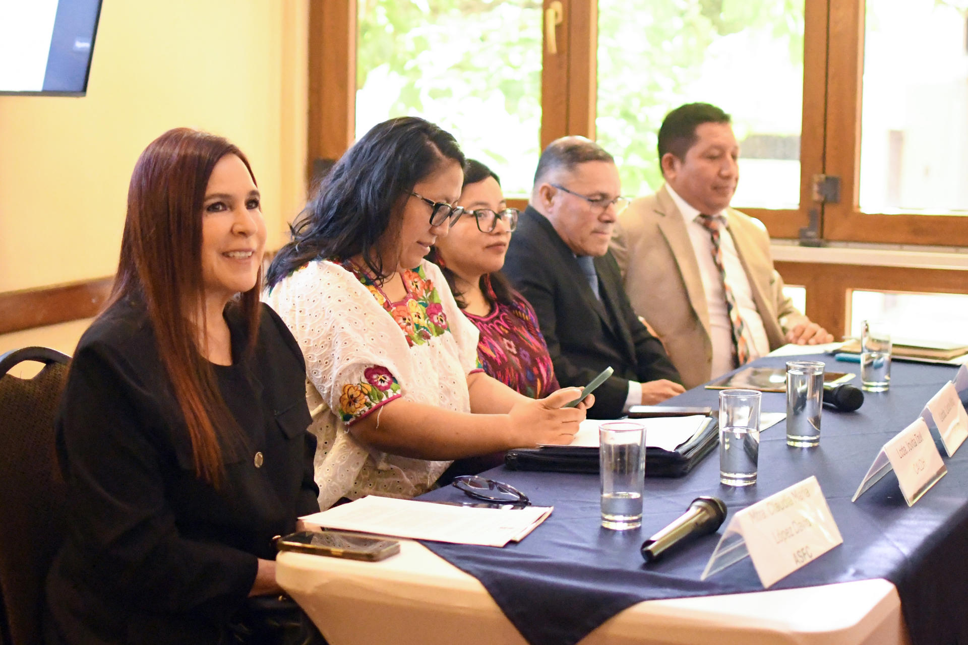 Los integrantes de Abogados sin Fronteras Canadá, de izquierda a derecha, Claudia López, Jovita Tzul, Lucia Xiloj, Héctor Reyes y Vidal Ixcoy asisten a una rueda de prensa donde detallaron que existe una falta de base legal para mantener en prisión al exfiscal anticorrupción de Guatemala Stuardo Campo, en Ciudad de Guatemala (Guatemala). EFE/ Alex Cruz
