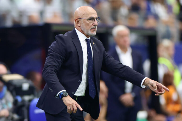 El entrenador de España, Luis De la Fuente, reacciona en el partido de semifinales del Mundial2026 entre Francia y España en el estadio AT&T en Arlington (EE.UU.). EFE/ Carlos Ramírez
