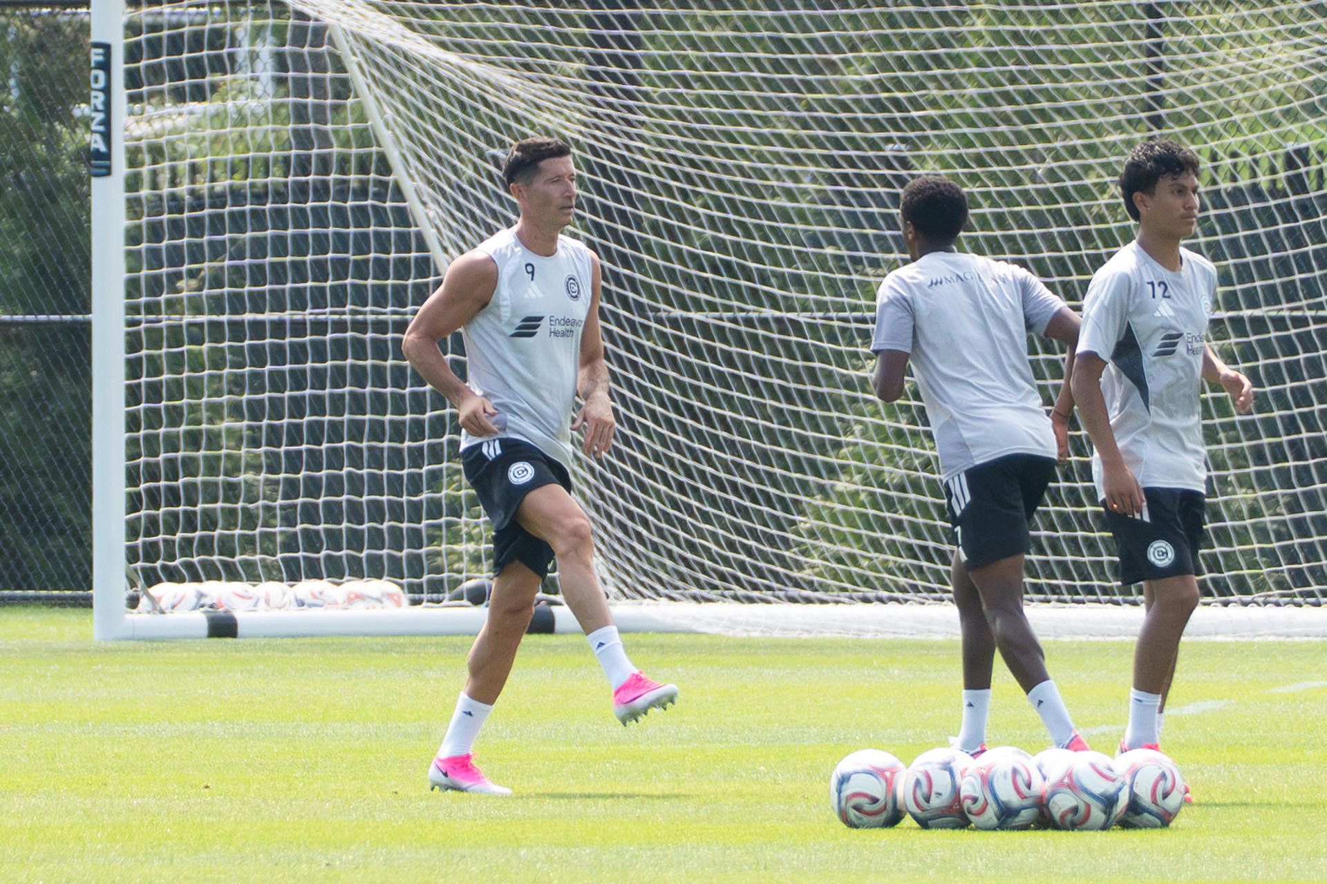 El delantero polaco Robert Lewandowski (i), en su primer entrenamiento con el Chicago Fire, en Chicago (EE.UU.). EFE/Martín Murillo
