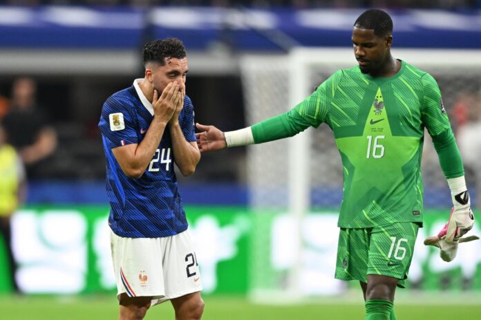 Rayan Cherki (i) y el portero Mike Maignan, de Francia, muestran su decepción tras perder el partido de semifinales del Mundial 2026 entre Francia y España en Dallas, Texas (EE.UU.). EFE/ALBERT PENA
