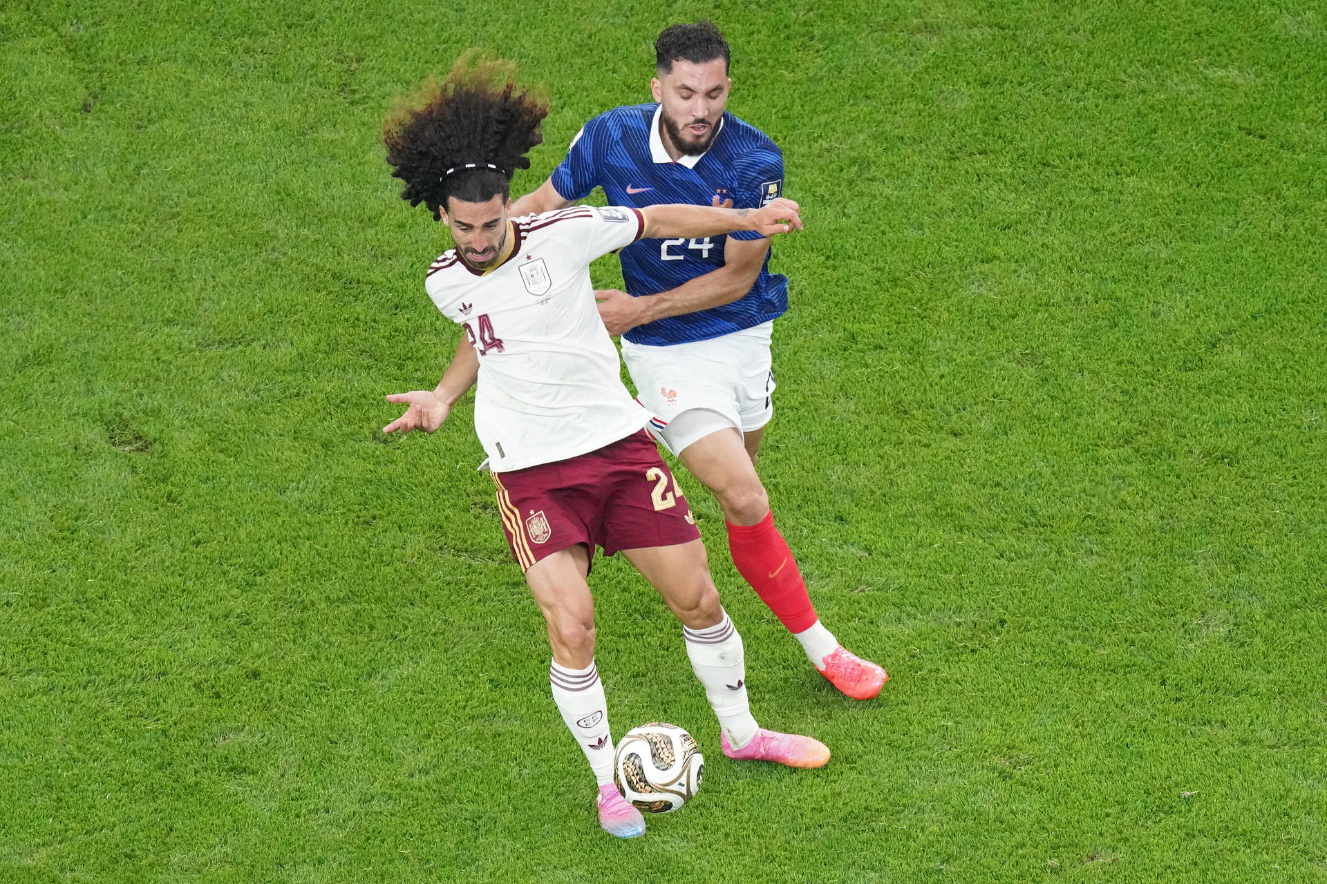 Rayan Cherki (d), de Francia, disputa el balón con Marc Cucurella, de España, en el partido de semifinales del Mundial 2026 entre Francia y España en el estadio AT&T en Arlington (EE.UU.). EFE/Kenneth Fernández