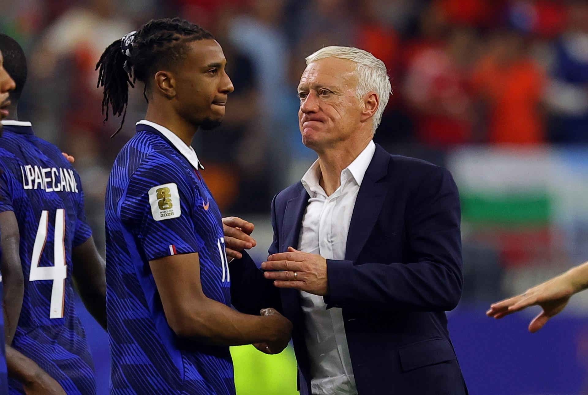 El técnico de Francia, Didier Deschamps, consuela a Michael Olise, tras perder la semifinal del Mundial 2026 ante España en Dallas. EFE/EPA/CHRISTOPHER NEUNDORF
