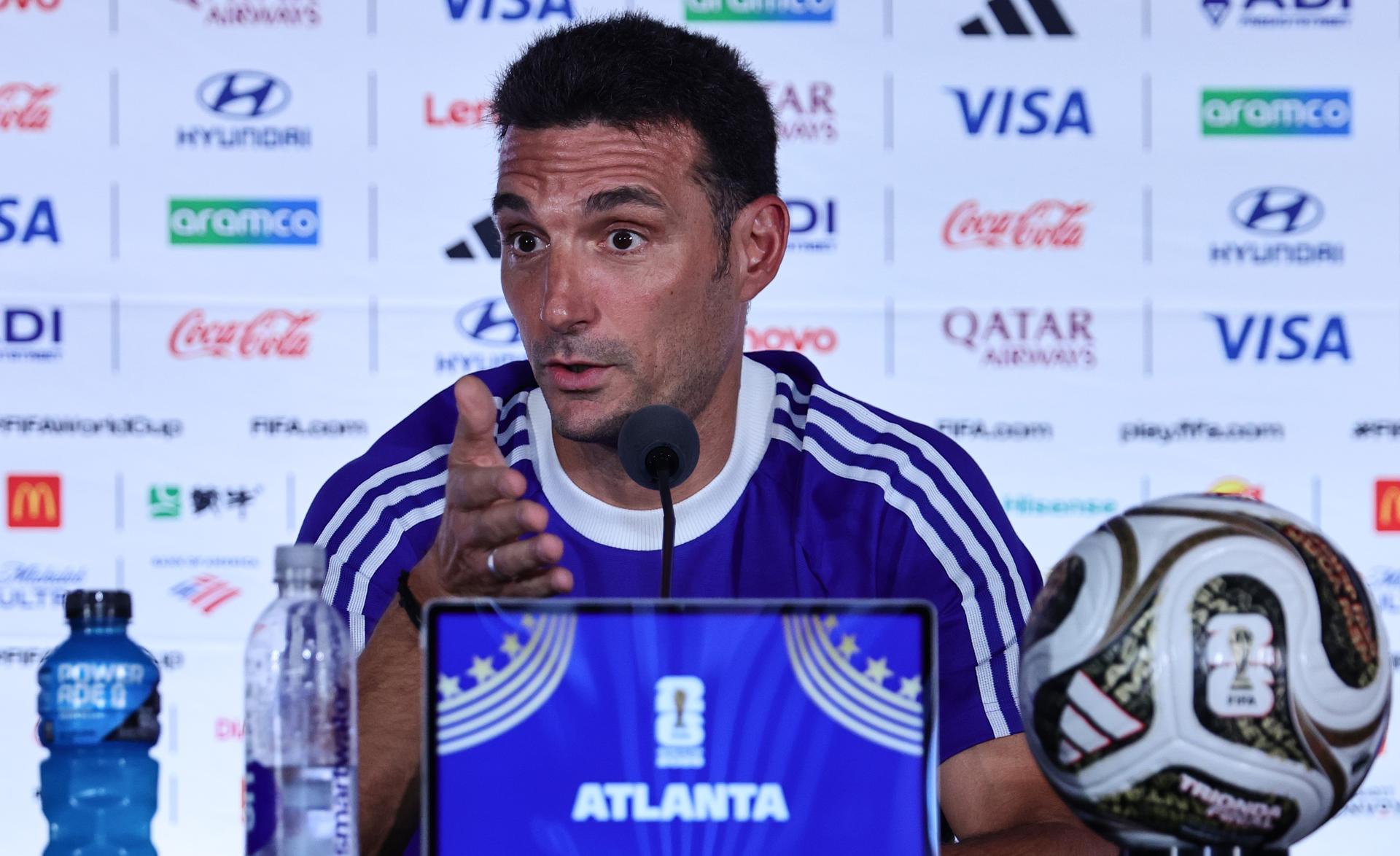 Lionel Scaloni, seleccionador de Argentina, afirmó este martes que su equipo llega con "unas ganas bárbaras" para enfrentar el 15 de julio a Inglaterra en el Mercedes-Benz Stadium de Atlanta por un cupo en la final del Mundial, este domingo contra España. EFE/EPA/WILL OLIVER