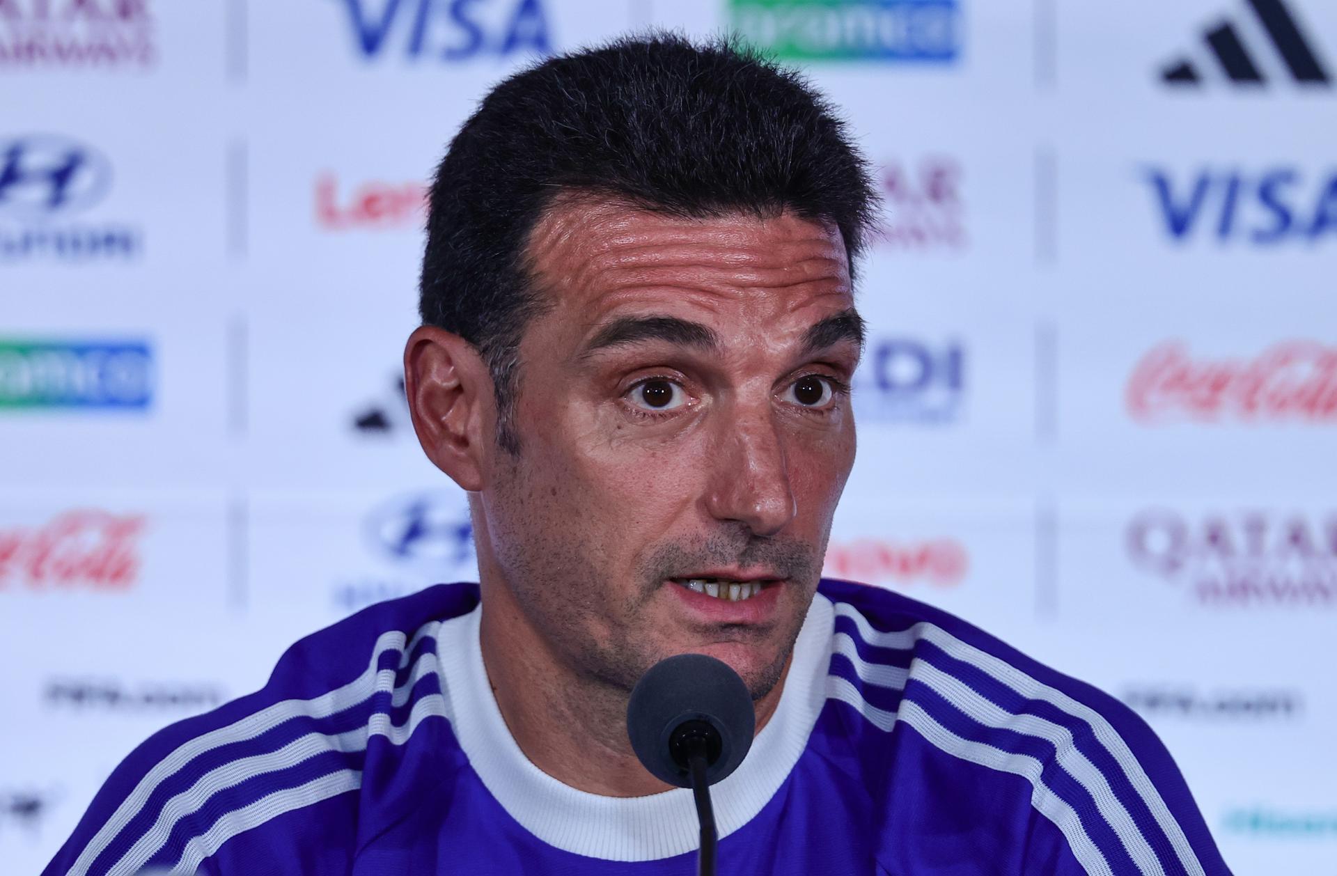Lionel Scaloni, seleccionador de Argentina, afirmó este martes que su equipo llega con "unas ganas bárbaras" para enfrentar el 15 de julio a Inglaterra en el Mercedes-Benz Stadium de Atlanta por un cupo en la final del Mundial, este domingo contra España. EFE/EPA/WILL OLIVER
Atlanta (United States), 15/07/2026.- Argentina's national soccer team head coach Lionel Scaloni attends a press conference in Atlanta, Georgia, USA, 14 July 2026. Argentina faces England on 15 July in a 2026 FIFA World Cup semi-final match. (Mundial de Fútbol) EFE/EPA/RONALD WITTEK