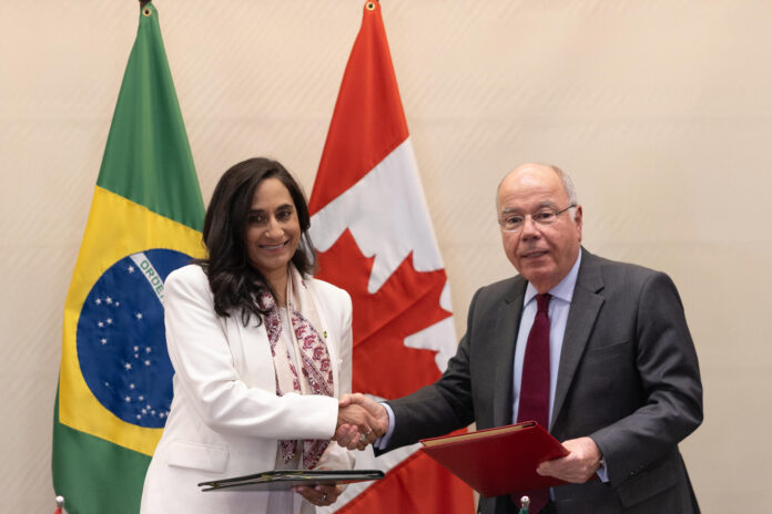 El ministro de Relaciones Exteriores de Brasil, Mauro Vieira, posa junto a su homóloga de Canadá, Anita Anand, durante una reunión, en São Paulo (Brasil). EFE/Isaac Fontana
